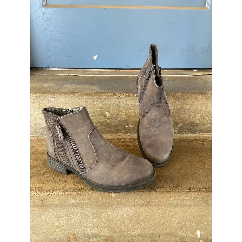 Earth Jordan gray ankle boots with plaid accent